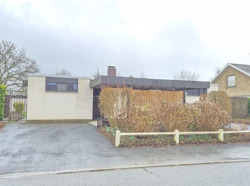 Zeer mooie gelijkvloerse alleenstaande bungalow te Kortemark, omvattende o.a.: Inkomhal Gastentoilet Ruime gezellige open lichtrijke leefruimte met op